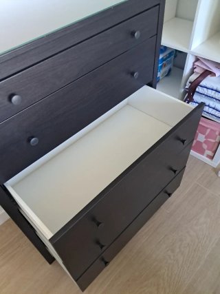 Cómoda negra y blanca de madera