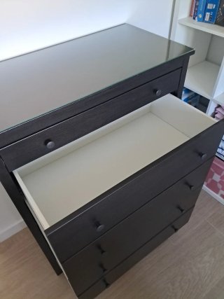 Cómoda negra y blanca de madera