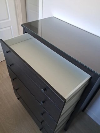 Cómoda negra y blanca de madera