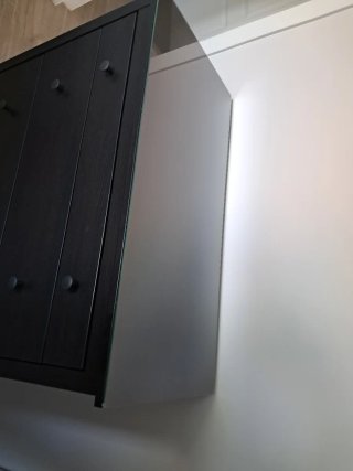 Cómoda negra y blanca de madera
