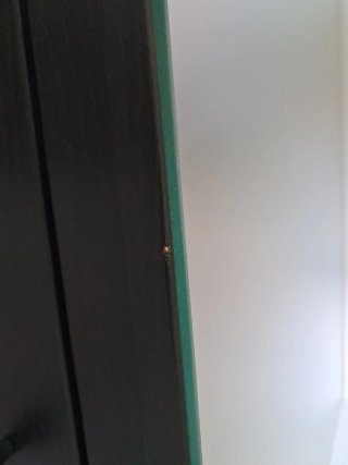 Cómoda negra y blanca de madera