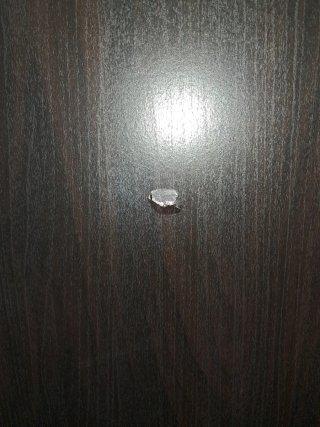 Cómoda negra y blanca de madera