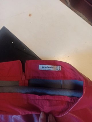 Botines rojos de tacón y falda 36 las dos 25 euros