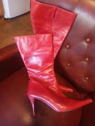 Botines rojos de tacón y falda 36 las dos 25 euros