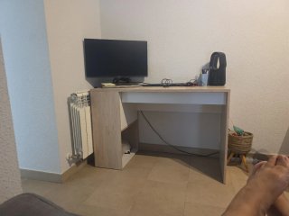 Escritorio madera y blanco estudio/teletrabajo.