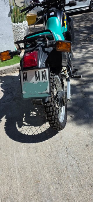 Yamaha DT 80 Enduro Moto Negra y Verde