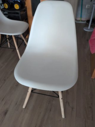 2 Sillas blancas diseño moderno