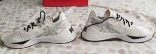 Zapatillas Puma Beige y Blancas