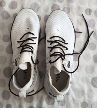 Zapatillas Puma Beige y Blancas