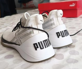 Zapatillas Puma Beige y Blancas