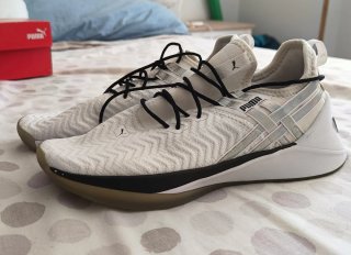 Zapatillas Puma Beige y Blancas