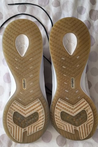 Zapatillas Puma Beige y Blancas