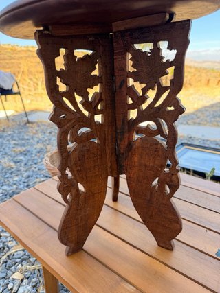 Mesa auxiliar de madera tallada