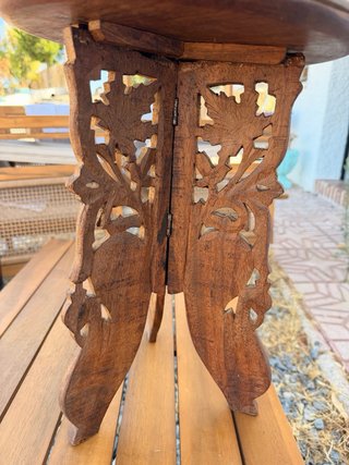 Mesa auxiliar de madera tallada