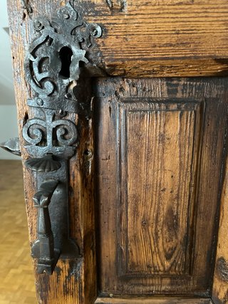Tres puertas  de madera antiguas