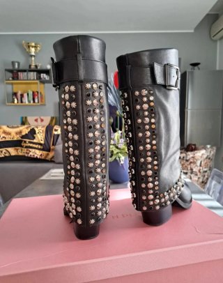 Stivali neri in pelle con borchie