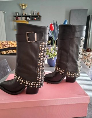 Stivali neri in pelle con borchie