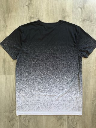 Camiseta McKenzie Negra y Blanca Degradada