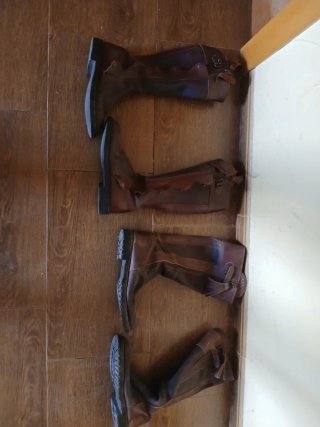 2 pares Botas camperas de cuero marrón