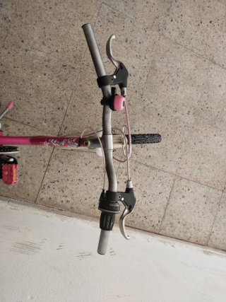 Bicicleta infantil rosa y blanca