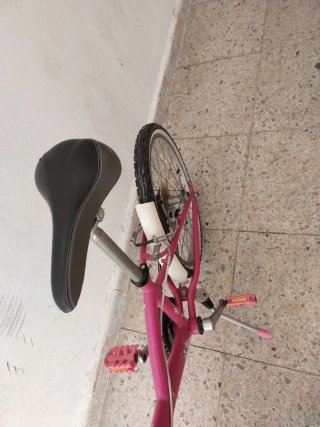 Bicicleta infantil rosa y blanca