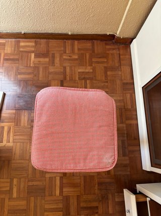 Taburete blanco con cojín
