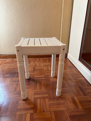 Taburete blanco con cojín