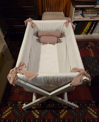 Cuna de bebé blanca con detalles rosas