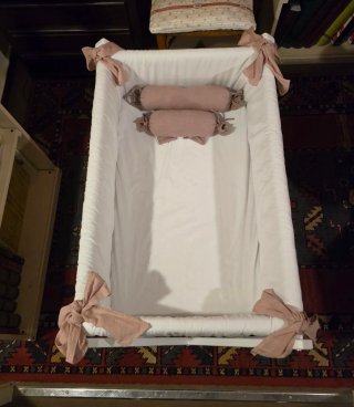 Cuna de bebé blanca con detalles rosas
