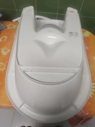 Bañera de bebé blanca con dibujos