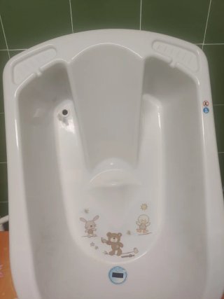 Bañera de bebé blanca con dibujos