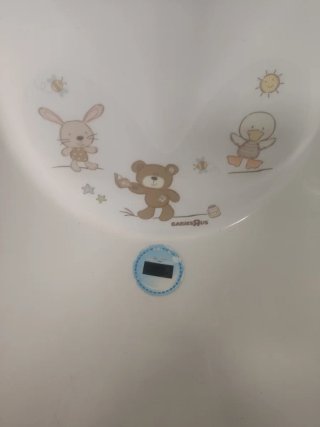Bañera de bebé blanca con dibujos