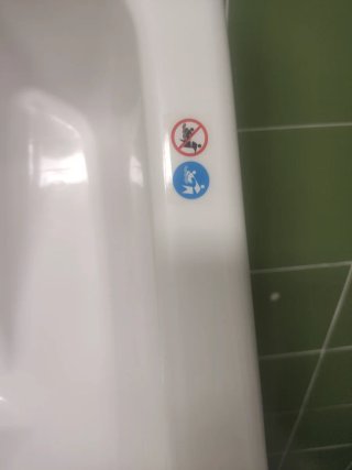 Bañera de bebé blanca con dibujos