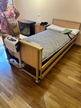 Cama articulada con carro elevador y colchón
