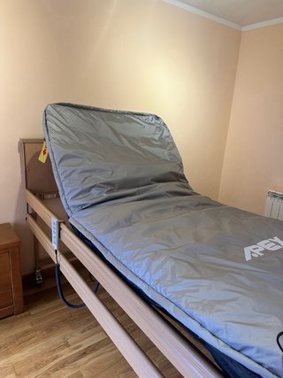 Cama articulada con carro elevador y colchón
