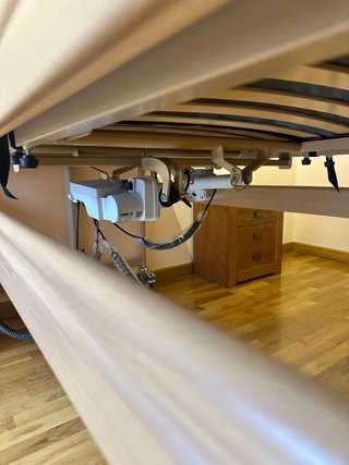 Cama articulada con carro elevador y colchón