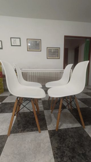 Mesa y 4 Sillas Blancas Ikea