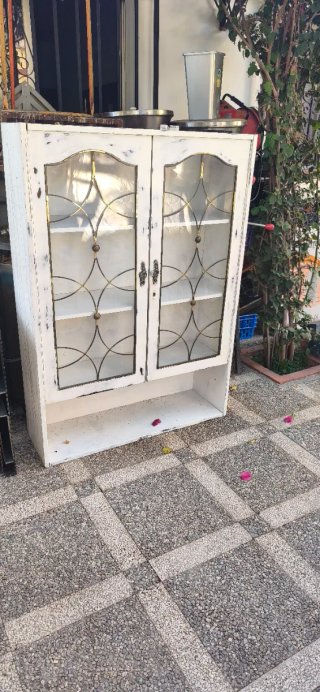 Vitrina de madera y cristal con detalles dorados