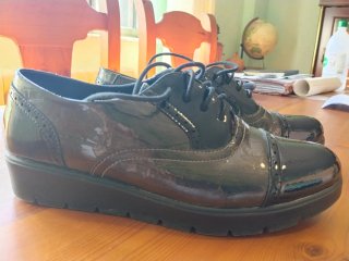 Zapatos negros charol cordones.