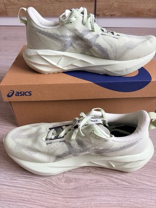 Asics Novablast 5 Verde/Plata