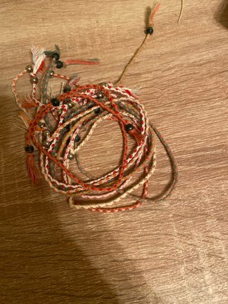 Pulseras tejidas con cuentas y cascabeles