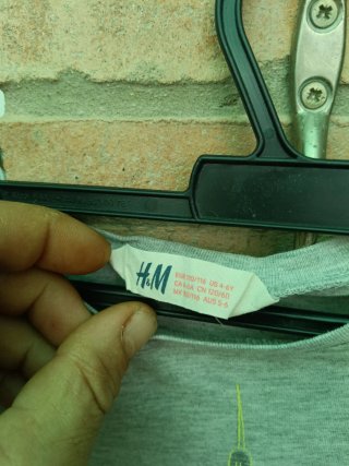 Camiseta H&M gris con estampado de ciudad