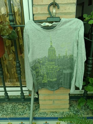 Camiseta H&M gris con estampado de ciudad