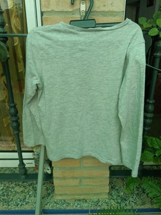 Camiseta H&M gris con estampado de ciudad
