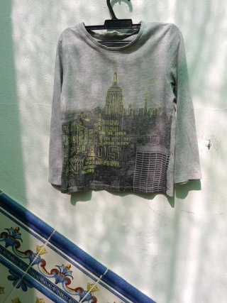 Camiseta H&M gris con estampado de ciudad