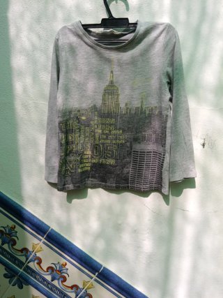 Camiseta H&M gris con estampado de ciudad