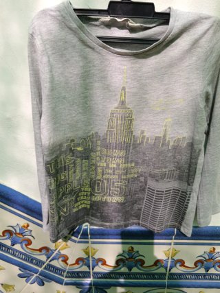 Camiseta H&M gris con estampado de ciudad