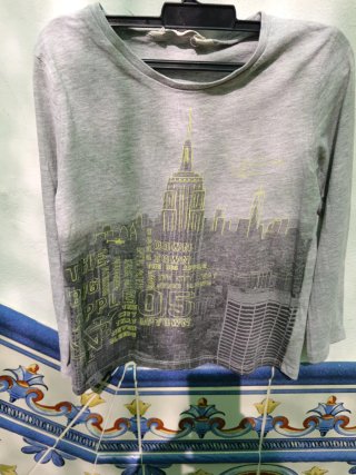 Camiseta H&M gris con estampado de ciudad