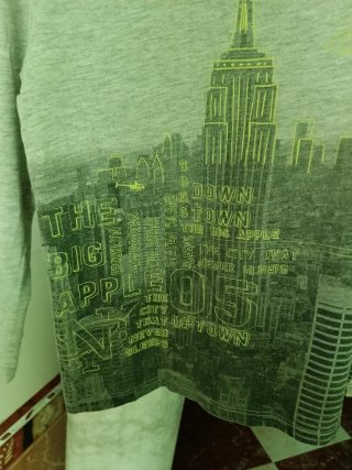 Camiseta H&M gris con estampado de ciudad