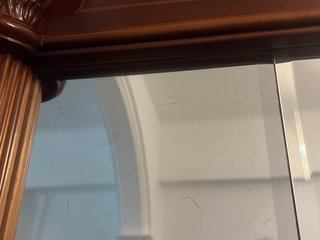 Recibidor de madera y cristal
